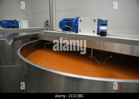 GREYMOUTH, NEUSEELAND, 10. DEZEMBER 2019: Vor dem Verpacken wird ein Bottich mit neu entnommendem Honig erhitzt. Stockfoto