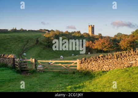 Broadway Tower bei Sonnenaufgang im september entlang des cotswold Way. Broadway, Cotswolds, Worcestershire, England Stockfoto