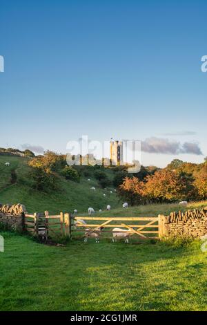 Broadway Tower bei Sonnenaufgang im september entlang des cotswold Way. Broadway, Cotswolds, Worcestershire, England Stockfoto