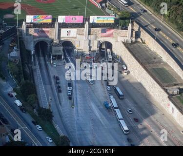 Manhattan, New York, USA. September 2020. Luftaufnahme des Eingangs zum Lincoln Tunnel in New Jersey zur Hauptverkehrszeit. Der Tunnel ist normalerweise zu dieser Zeit überfüllt, aber er ist wegen des Corona Virus fast leer. Kredit: Debra L. Rothenberg/ZUMA Wire/Alamy Live Nachrichten Stockfoto