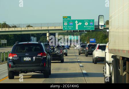 New Castle, Delaware, USA - 7. September 2020 - Verkehr auf der Straße in der Nähe der Interstate 95, Route 13, Route 1 und Interstate 295 Splits Stockfoto