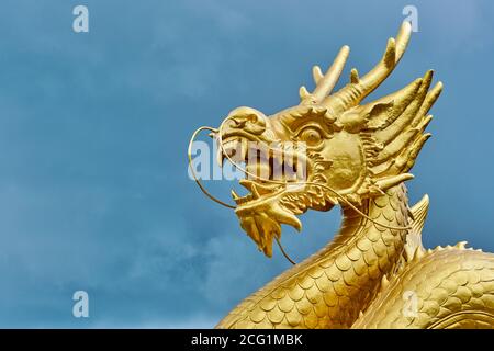 Der Kopf der Hai Leng Ong Statue oder Golden Dragon Monument im Queen Sirikit Park, Phuket Town, Phuket, Thailand Stockfoto