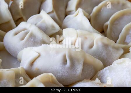 Nahaufnahme eines Tellers mit frisch zubereiteten Knödeln Stockfoto