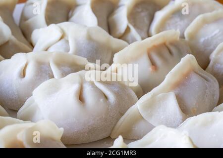 Nahaufnahme eines Tellers mit frisch zubereiteten Knödeln Stockfoto