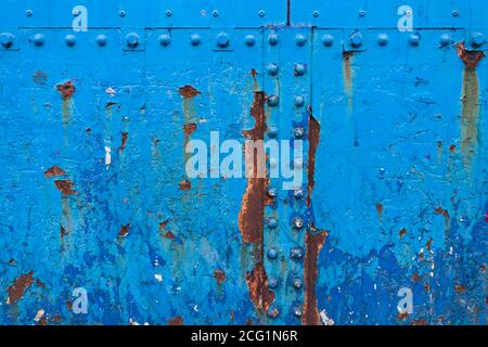 Alte abblätternde blaue Farbe auf einer Eisenbahnbrücke, Southall, London, UK. 18 Mai 2017 Stockfoto