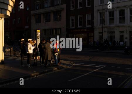 Menschen im Wintersonnenlicht an der Ecke Great Marlborough Street und Ramillies Street, London, Großbritannien 18 Feb 2017 Stockfoto