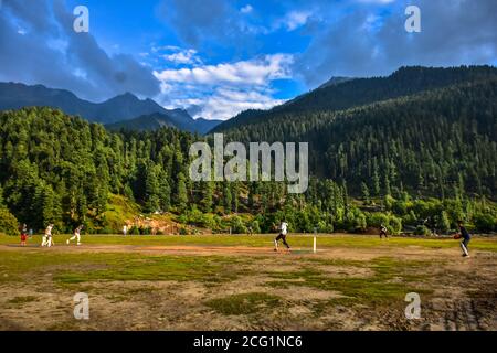 Srinagar, Indien. September 2020. Kashmiri Jungen spielen Cricket in Gagangir, etwa 80km von Srinagar, der Sommerhauptstadt von Jammu und Kaschmir. Kredit: SOPA Images Limited/Alamy Live Nachrichten Stockfoto