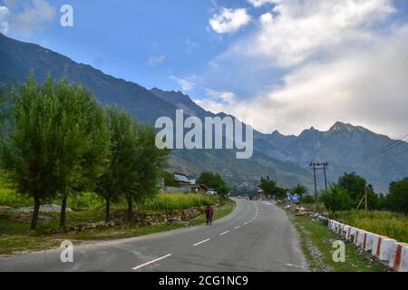 Srinagar, Indien. September 2020. Kinder gehen entlang einer Straße in Gagangir, ungefähr 80kms von Srinagar, der Sommerhauptstadt von Jammu und Kashmir. Kredit: SOPA Images Limited/Alamy Live Nachrichten Stockfoto