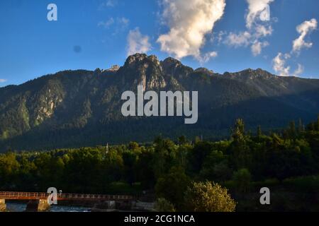 Srinagar, Indien. September 2020. Ein Mann geht durch eine Fußbrücke in Gagangir, ungefähr 80kms von Srinagar, der Sommerhauptstadt von Jammu und Kaschmir. Kredit: SOPA Images Limited/Alamy Live Nachrichten Stockfoto