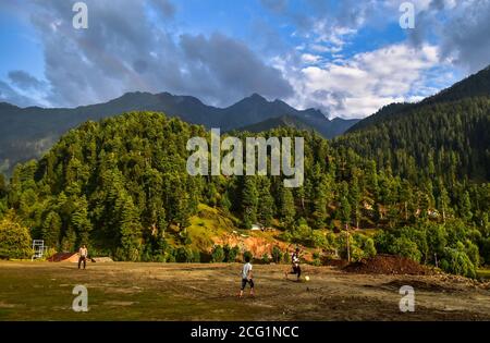 Srinagar, Indien. September 2020. Kashmiri Jungen spielen Fußball in Gagangir, etwa 80 km von Srinagar, der Sommerhauptstadt von Jammu und Kaschmir. Kredit: SOPA Images Limited/Alamy Live Nachrichten Stockfoto