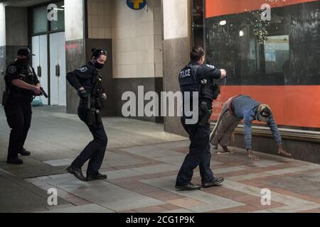 Seattle, USA. 8. September 2020. Am frühen Abend verachtete die Polizei von Seattle einen Obdachlosen vor dem Amazonas-Efeu-Gebäude, der Mann hatte angeblich ein Taschenmesser und weigerte sich, eine Tür in der 4. und Pine Street zu verlassen, als ihn die Sicherheitskräfte dazu aufforderten. Der Mann konnte sich nicht halten, als er die Anweisungen der Beamten erhielt. Das Geschäftsviertel in der Innenstadt von Seattle hat mit einem Zustrom von Obdachlosigkeit und Kriminalität zu kämpfen, da die Stadt schnell expandiert und die Wohnkosten steigen. Quelle: James Anderson/Alamy Live News Stockfoto