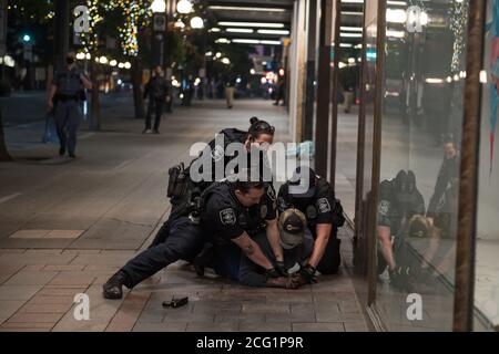 Seattle, USA. 8. September 2020. Am frühen Abend verhaftete die Polizei von Seattle einen Obdachlosen vor dem Amazon Ivy-Gebäude, der Mann hatte angeblich ein Taschenmesser und weigerte sich, eine Tür in der 4. und Pine Street zu verlassen, als ihn die Sicherheitsbeamten dazu aufforderten. Der Mann konnte sich nicht halten, als er die Anweisungen der Beamten erhielt. Das Geschäftsviertel in der Innenstadt von Seattle hat mit einem Zustrom von Obdachlosigkeit und Kriminalität zu kämpfen, da die Stadt schnell expandiert und die Wohnkosten steigen. Quelle: James Anderson/Alamy Live News Stockfoto