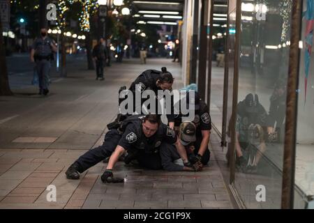 Seattle, USA. 8. September 2020. Am frühen Abend verhaftete die Polizei von Seattle einen Obdachlosen vor dem Amazon Ivy-Gebäude, der Mann hatte angeblich ein Taschenmesser und weigerte sich, eine Tür in der 4. und Pine Street zu verlassen, als ihn die Sicherheitsbeamten dazu aufforderten. Der Mann konnte sich nicht halten, als er die Anweisungen der Beamten erhielt. Das Geschäftsviertel in der Innenstadt von Seattle hat mit einem Zustrom von Obdachlosigkeit und Kriminalität zu kämpfen, da die Stadt schnell expandiert und die Wohnkosten steigen. Quelle: James Anderson/Alamy Live News Stockfoto