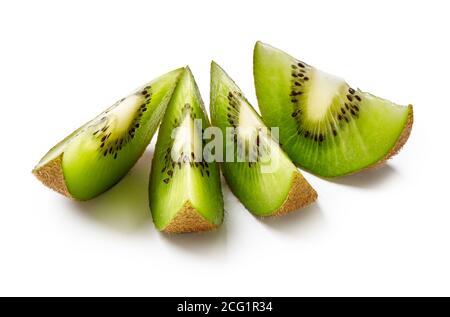 In Scheiben geschnittene Kiwis auf weißem Hintergrund. Stockfoto