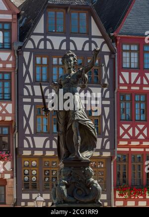 Statue Lady Justice vor den Fachwerkhäusern auf dem Römerberg in Frankfurt, Deutschland vor den Fachwerkhäusern auf dem Römerber Stockfoto