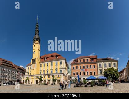 Bautzen, Sachsen / Deutschland - 7. September 2020: Das historische Rathaus und der Platz im Stadtzentrum von Bautzen Stockfoto