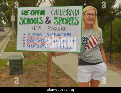 Irvine, Usa. September 2020. Eltern, Pädagogen und Schüler versammeln sich am Dienstag, den 8. September 2020, zur Unterstützung der Wiedereröffnung von Schulen für den Unterricht im Klassenzimmer im Rahmen von Kundgebungen im ganzen Staat an der Beckman High School in Irvine, Kalifornien. Die Teilnehmer beschuldigten Gouverneur Newsom und die Gewerkschaften, die Schließung fortzusetzen. Schulen sind offen für Schüler online. Foto von Jim Ruymen/UPI Kredit: UPI/Alamy Live Nachrichten Stockfoto