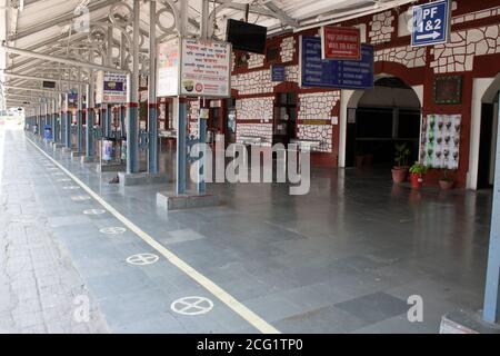 Dehradun, Uttarakhand/Indien - 06 2020. September: Dehadun's Bahnhof ist aufgrund der Corona-Situation gesperrt. Stockfoto