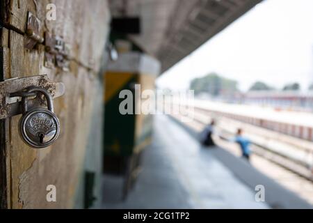 Dehradun, Uttarakhand/Indien - September 06 2020: Dehadun's Bahnhof ist aufgrund der Corona-Situation gesperrt. Stockfoto