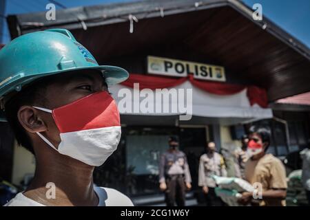 Makassar, Süd-Sulawesi, Indonesien. September 2020. Ein Straßenputzer in Makassar City, Indonesien, trägt eine Maske, bevor er seine Aufgabe, die Straßen zu säubern, ausführt. Die positive Zahl von Covid-19 in Indonesien nimmt weiter zu und hat mehr als 200,000 Fälle erreicht. Quelle: Herwin Bahar/ZUMA Wire/Alamy Live News Stockfoto