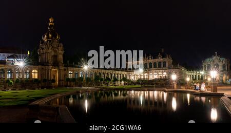 Dresden, Sachsen / Deutschland - 3. September 2020: Panoramabild des Hofes zeigt nach Einbruch der Dunkelheit den historischen Zwinger in Dresden Stockfoto