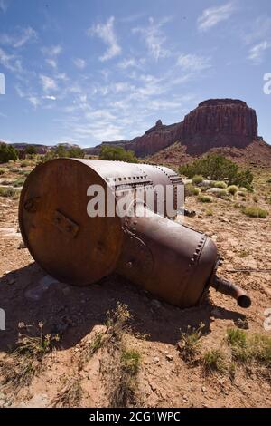 Ein alter Dampfkessel an der Stelle einer alten Uranmine im Canyon im Südosten Utahs. Stockfoto