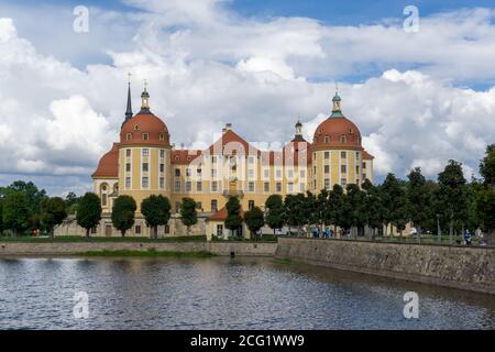 Moritzburg, Sachsen / Deutschland - 2. September 2020: Blick auf das Schloss Moritzburg in Sachsen Stockfoto