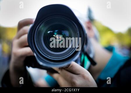 Geringe Schärfentiefe (selektiver Fokus) mit dem staubigen Weitwinkelobjektiv eines Pressefotografen. Stockfoto