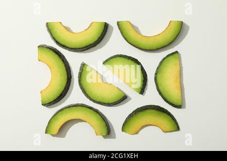 Frische grüne Avocado Scheiben auf weißem Hintergrund Stockfoto