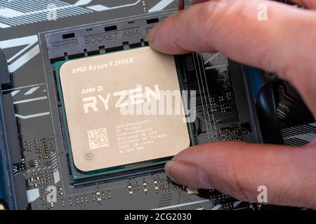 Nahaufnahme der Installation des Ryzen-Prozessors der dritten Generation auf dem Mainboard Stockfoto