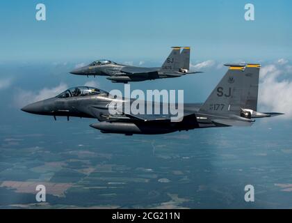 F-15E Strike Eagles aus dem 336. Jagdgeschwader auf der Seymour Johnson Air Force Base fliegen am 3. September 2020 in den Himmel über North Carolina. Die überlegene Manövrierfähigkeit und Beschleunigung des F-15E wird durch das hohe Schub-Gewicht-Verhältnis des Motors und die geringe Belastung des Flügels erreicht. (USA Luftwaffe Foto von Airman 1st Class Kimberly Barrera) Stockfoto