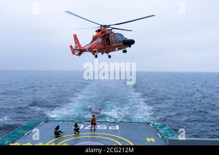 USCGC CAMPBELL wagte sich mit der HDMS KNUD RASMUSSEN in die Disko Bay für gemeinsame Helikoptertrainingsübungen. Disko Bay ist bekannt für seine starke Konzentration an großen Eisbergen, die vor dem Jacobshavn-Gletscher abkalben. Der Jacoshavn-Gletscher ist der Hauptfaktor für Eisberge in Baffin Bay und der Labradorsee. CAMPBELL navigierte sicher die schwere Konzentration von schwimmenden Eis, Eisberge von der Größe professioneller Sportstadien und startete ihr OTH-Cutter-Boot zum Training. CAMPBELL startete auch ihren MH-65 Hubschrauber, um Hebezeug, Rettungskorb und Landungen/Starts vom KNUD RASMUSSEN durchzuführen. Stockfoto