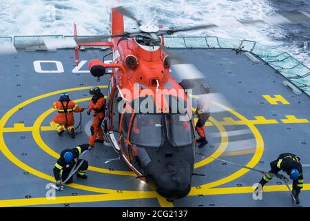 USCGC CAMPBELL wagte sich mit der HDMS KNUD RASMUSSEN in die Disko Bay für gemeinsame Helikoptertrainingsübungen. Disko Bay ist bekannt für seine starke Konzentration an großen Eisbergen, die vor dem Jacobshavn-Gletscher abkalben. Der Jacoshavn-Gletscher ist der Hauptfaktor für Eisberge in Baffin Bay und der Labradorsee. CAMPBELL navigierte sicher die schwere Konzentration von schwimmenden Eis, Eisberge von der Größe professioneller Sportstadien und startete ihr OTH-Cutter-Boot zum Training. CAMPBELL startete auch ihren MH-65 Hubschrauber, um Hebezeug, Rettungskorb und Landungen/Starts vom KNUD RASMUSSEN durchzuführen. Stockfoto