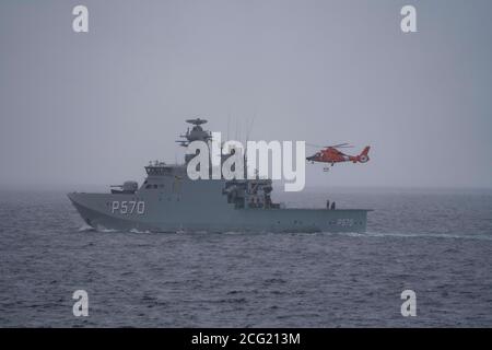 USCGC CAMPBELL wagte sich mit der HDMS KNUD RASMUSSEN in die Disko Bay für gemeinsame Helikoptertrainingsübungen. Disko Bay ist bekannt für seine starke Konzentration an großen Eisbergen, die vor dem Jacobshavn-Gletscher abkalben. Der Jacoshavn-Gletscher ist der Hauptfaktor für Eisberge in Baffin Bay und der Labradorsee. CAMPBELL navigierte sicher die schwere Konzentration von schwimmenden Eis, Eisberge von der Größe professioneller Sportstadien und startete ihr OTH-Cutter-Boot zum Training. CAMPBELL startete auch ihren MH-65 Hubschrauber, um Hebezeug, Rettungskorb und Landungen/Starts vom KNUD RASMUSSEN durchzuführen. Stockfoto