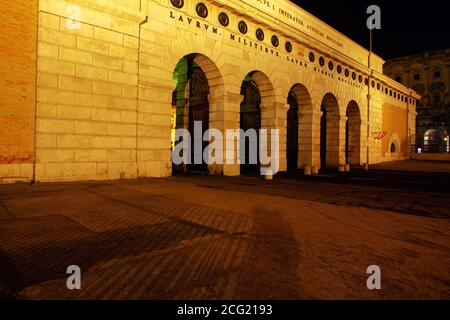 Die Wiener Altstadt hat in der Nacht ihre Tore gewölbt Stockfoto