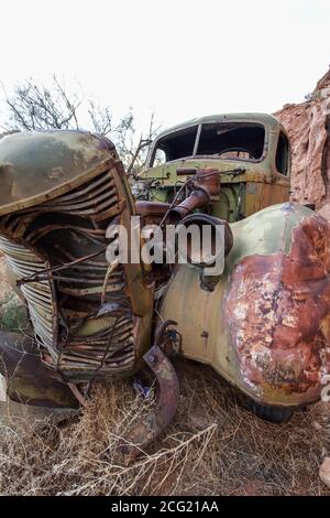 Ein baufälliger 1937 International Harvester Modell D-40 Tieflader, der früher im Uranbergbau in Moab, Utah, verwendet wurde Stockfoto