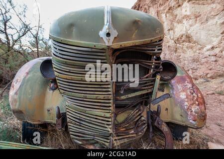 Ein baufälliger 1937 International Harvester Modell D-40 Tieflader, der früher im Uranbergbau in Moab, Utah, verwendet wurde Stockfoto