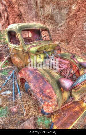 Ein baufälliger 1937 International Harvester Modell D-40 Tieflader, der früher im Uranbergbau in Moab, Utah, verwendet wurde Stockfoto