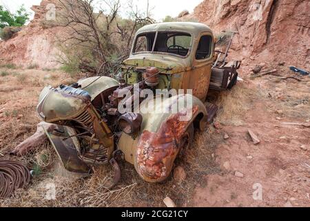 Ein baufälliger 1937 International Harvester Modell D-40 Tieflader, der früher im Uranbergbau in Moab, Utah, verwendet wurde Stockfoto