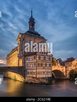 Sonnenuntergang im Alten Rathaus in Bamberg, Bayern, Deutschland. Bamberg ist eine Stadt in Oberfranken, an der Regnitz in der Nähe ihrer conf Stockfoto