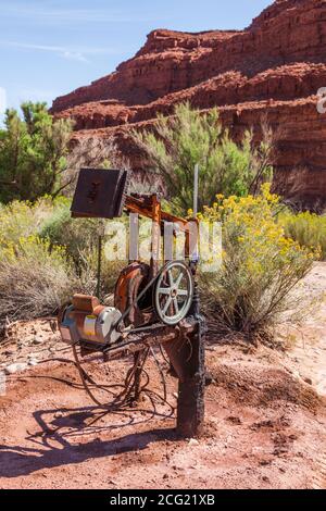 Ein flacher Ölbrunnen mit einem sehr kleinen Pumpenheber im Südosten Utahs. Stockfoto