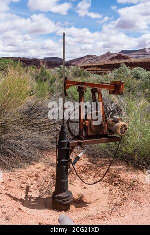 Ein flacher Ölbrunnen mit einem sehr kleinen Pumpenheber im Südosten Utahs. Stockfoto