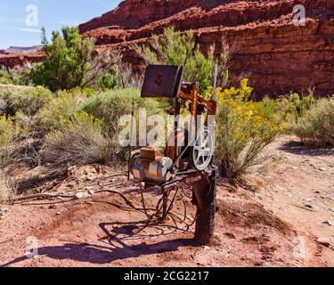 Ein flacher Ölbrunnen mit einem sehr kleinen Pumpenheber im Südosten Utahs. Stockfoto