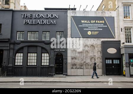 London, Großbritannien - 24. April 2020: Stage Door und Wall of Fame im berühmten Palladium Theatre in London. Das Theater wird für seine Vielfalt Shows a gefeiert Stockfoto