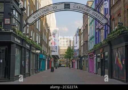 London, Großbritannien - 24. April 2020: Carnaby Street, ein berühmtes Einkaufsviertel im Zentrum von London mit einer Vielzahl von modischen und trendigen Geschäften. Stockfoto