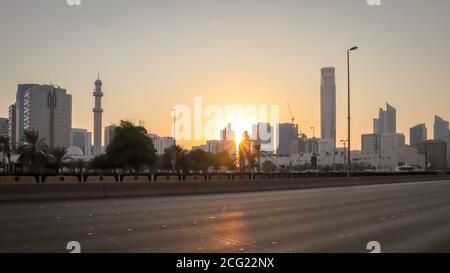 Abu Dhabi City Life style at the time of Coronavirus excises, 8 september 2020 - Vereinigte Arabische Emirate. Bewegung verschwimmen durch langfristige Exposition, pande Stockfoto