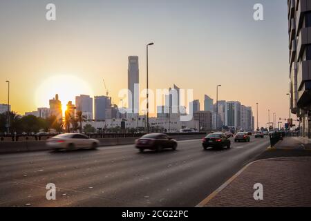 Abu Dhabi City Life style at the time of Coronavirus excises, 8 september 2020 - Vereinigte Arabische Emirate. Bewegung verschwimmen durch langfristige Exposition, pande Stockfoto