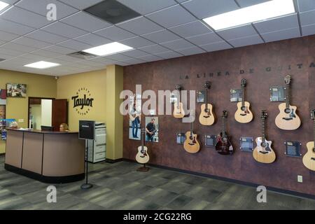 Beispiele der verschiedenen Taylor Guitar Linien sind im Empfangsbereich der Taylor Guitar Fabrik in Tecate, Mexiko, zu sehen. Stockfoto