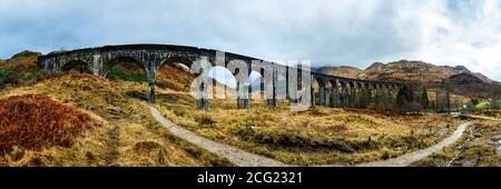 Panorama des Glenfinnan Zugviadukts im Herbst Stockfoto