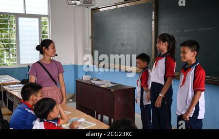 (200909) -- GUANGZHOU, 9. September 2020 (Xinhua) -- Lin Xiaolian gibt Englischunterricht an der Beili Grundschule auf Beili Insel im Landkreis Xuwen, südchinesische Provinz Guangdong, 1. September 2020. Vor sechs Jahren kam Lin Xiaolian als freiwilliger Lehrer auf diese Insel, nachdem er an der Lingnan Normal University in Guangdong seinen Abschluss gemacht hatte. Und dann entschied sie sich, hier zu bleiben, um eine Lehrerin zu sein. Das abgelegene und von Armut heimgesuchte Inseldorf Beili sieht kaum Außenstehende. Es gibt keine Restaurants, Hotels oder Autos auf der Insel, die nur 7 Quadratkilometer umfasst. Die Beili Grundschule hat über 300 Stockfoto